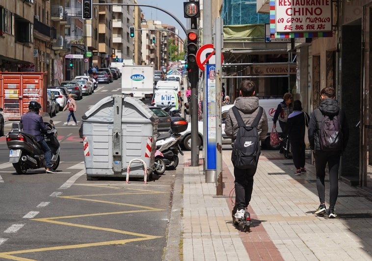 La batalla por reconquistar la acera entre patinetes, bicis y coches mal aparcados