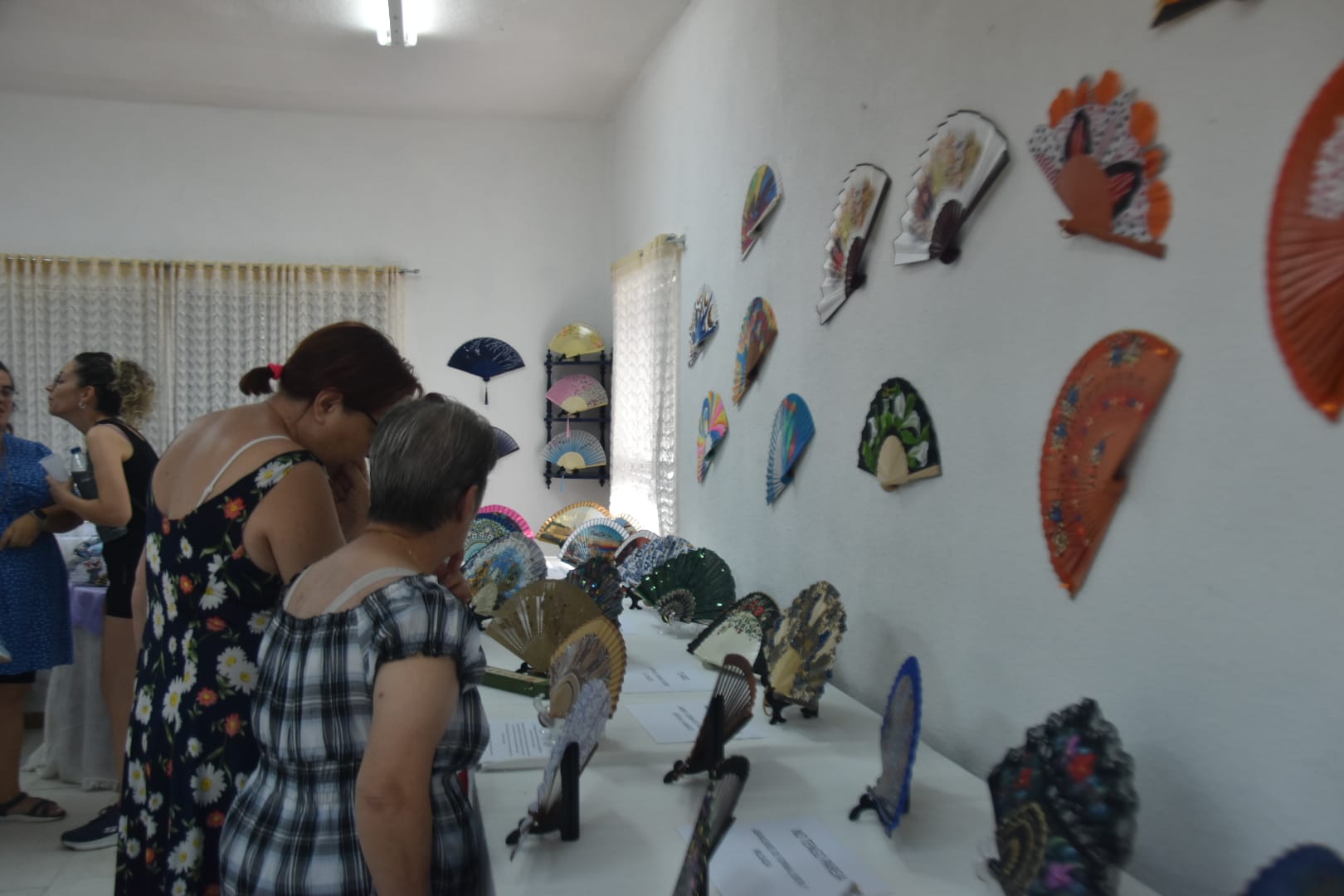 La mejor galería de la exposición «El lenguaje del abanico» en la Semana Cultural de Nuevo Amatos