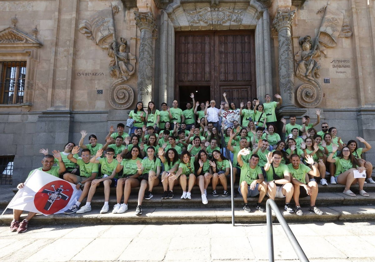 Los 69 jóvenes salmantinos ayer en la puerta de la Casa de la Iglesia antes de partir a Portugal.