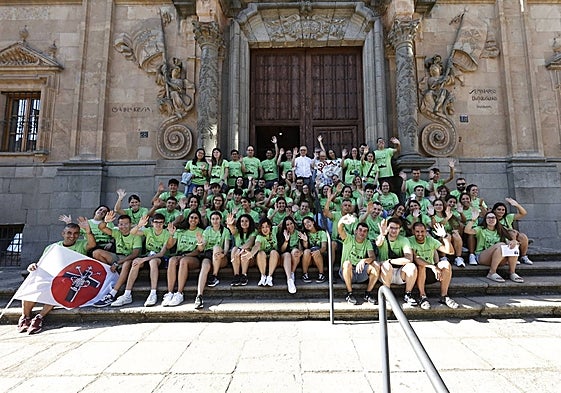 Los 69 jóvenes salmantinos ayer en la puerta de la Casa de la Iglesia antes de partir a Portugal.