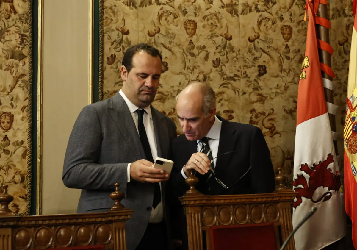 El presidente de la Diputación, Javier Iglesias, mira el móvil de David Mingo.