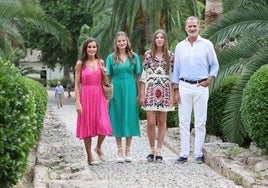 El rey Felipe IV, la reina Letizia, la Princesa Leonor y la Infanta Sofía durante su visita a los Jardines de Alfabia.