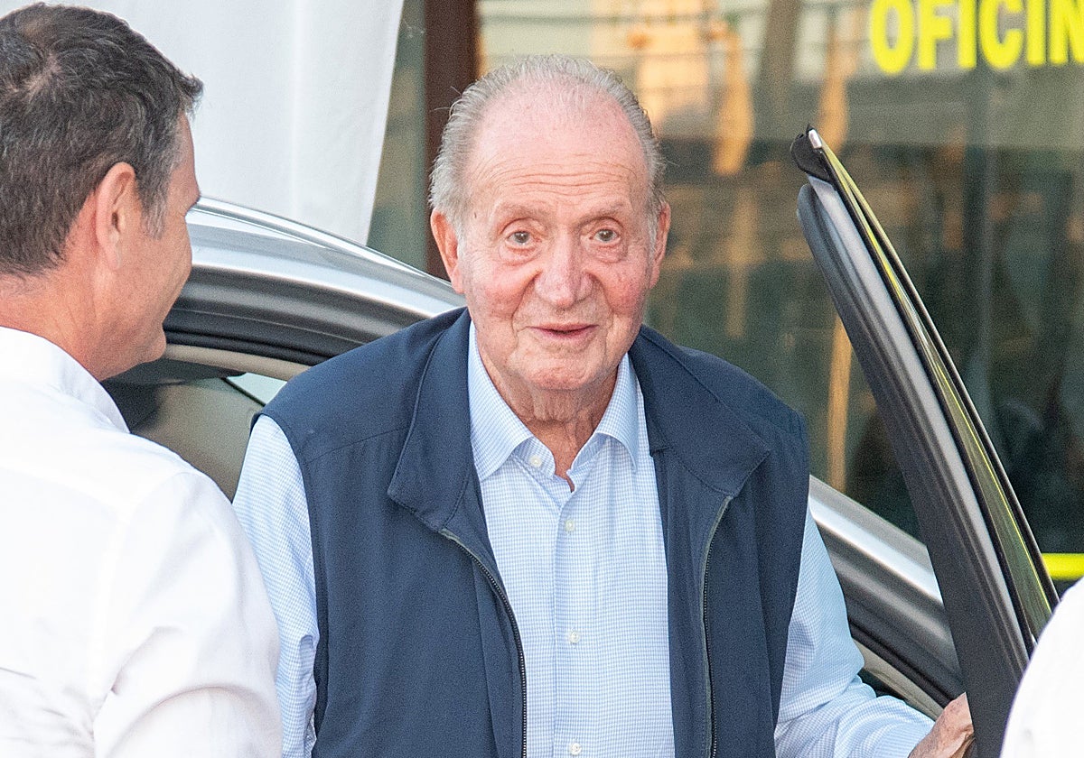 El Rey emérito llegando al puerto de Sanxenxo.