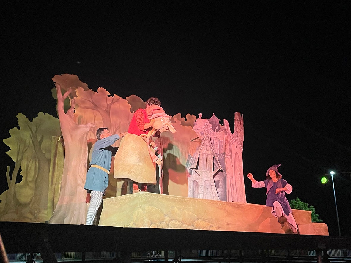 La mejor galería del Verano Cultural de Carbajosa y el espectáculo «Un cuento de brujas»