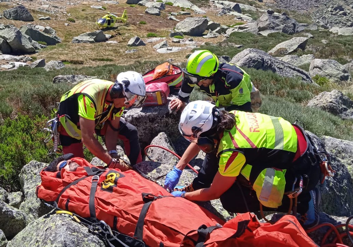 Momento del rescate del herido en el paraje de Hoya Moros en Candelario.