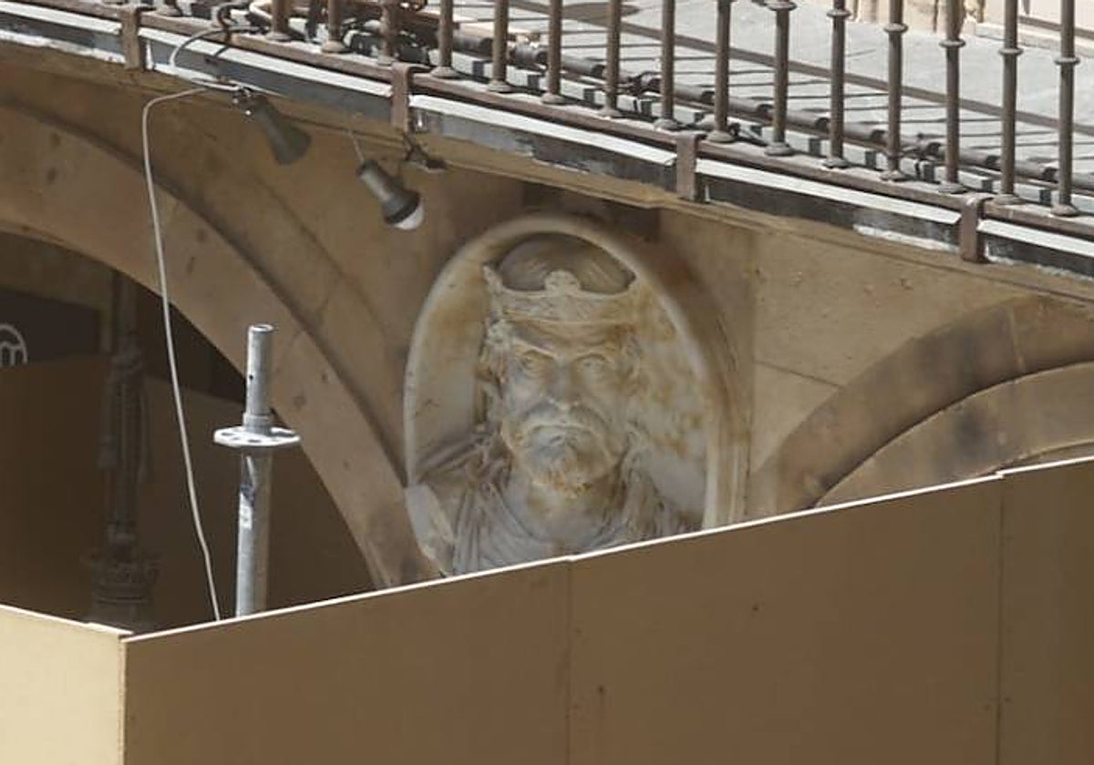 El medallón ya terminado y protegido por el andamio.