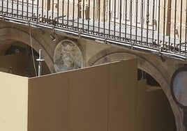 El medallón ya terminado y protegido por el andamio.