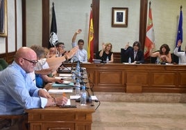 Votación de PP y Vox para aprobar las asignaciones de los concejales en el pleno del pasado lunes.