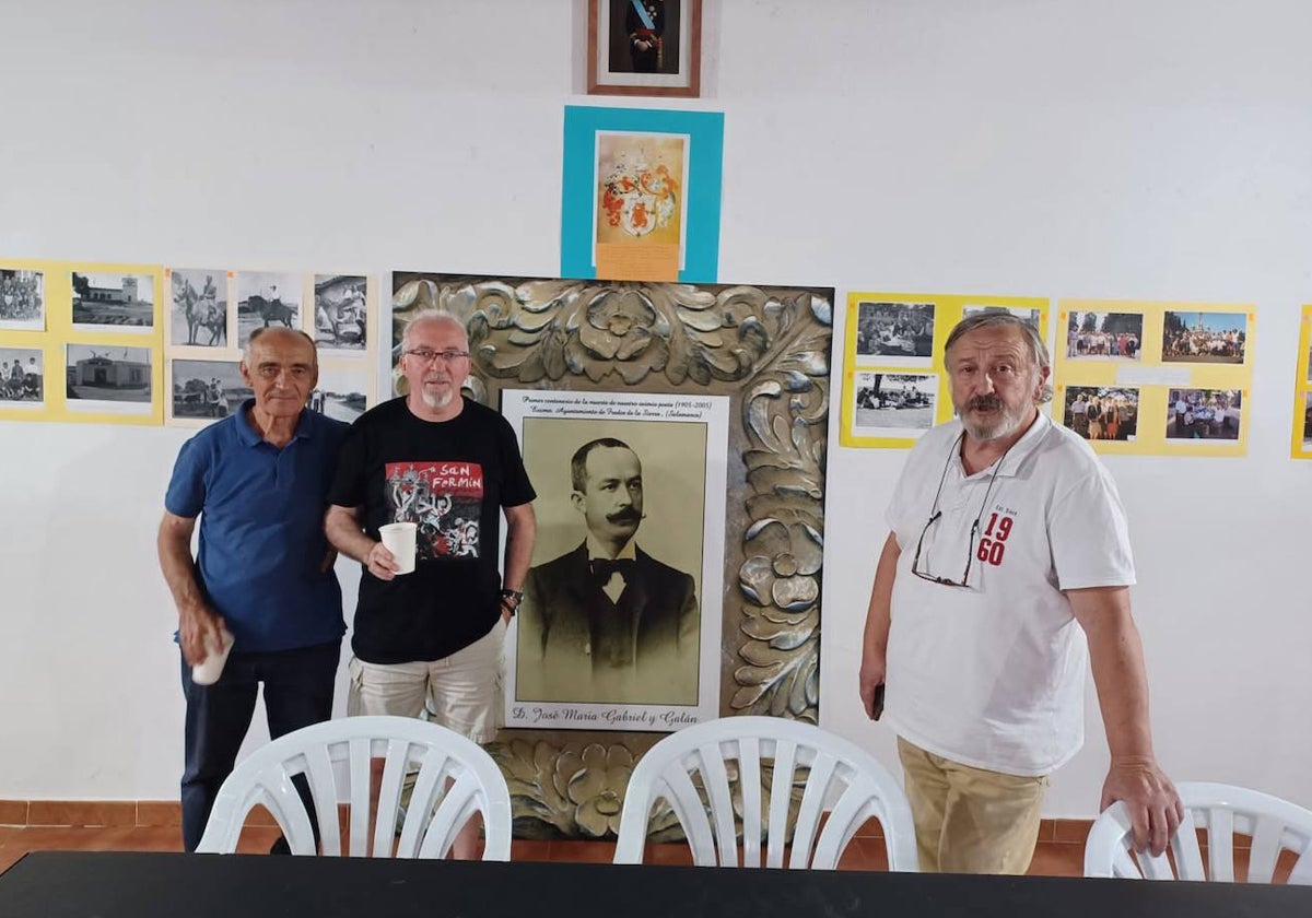 Los organizadores de la semana cultural junto a la imagen de Gabriel y Galán que preside durante estos días el Ayuntamiento viejo de la localidad.