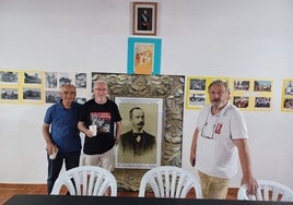 Los organizadores de la semana cultural junto a la imagen de Gabriel y Galán que preside durante estos días el Ayuntamiento viejo de la localidad.