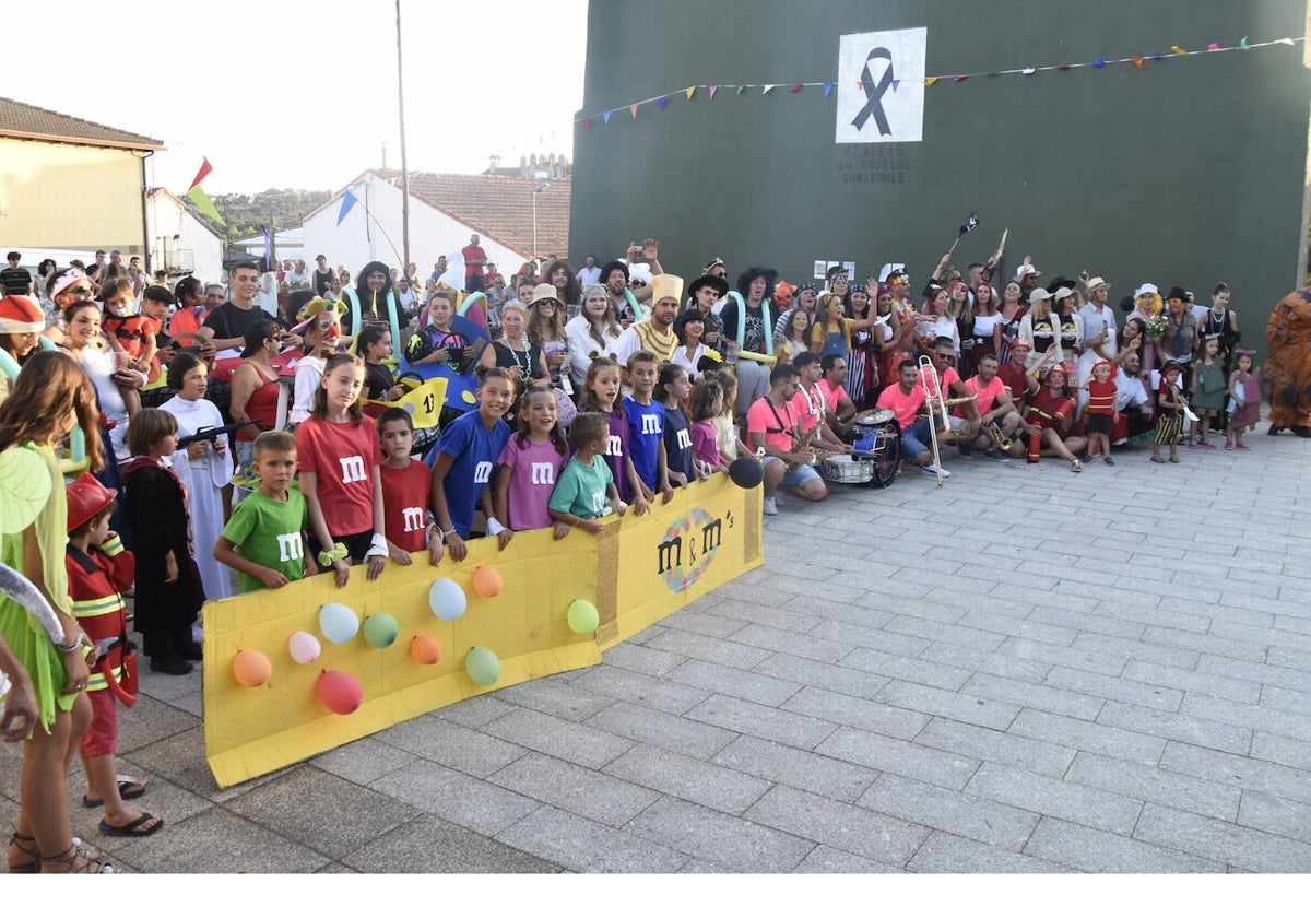 Multitud de niños y adultos participan cada año en el concurso de disfraces de Agallas