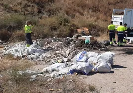 Personal del Ayuntamiento en la limpieza de una de las zonas afectadas por el deposito ilegal de escombro.