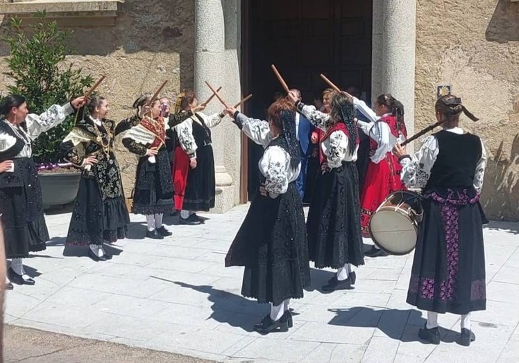 Imagen principal - I Día del Campo Charro en las fiestas de verano de La Fuente de San Esteban