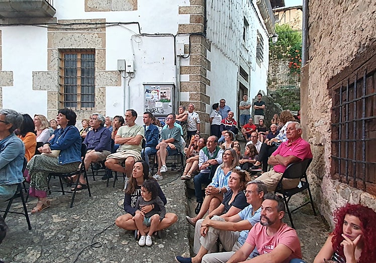 El público llenó el miércoles la plaza de la torre en Candelario.