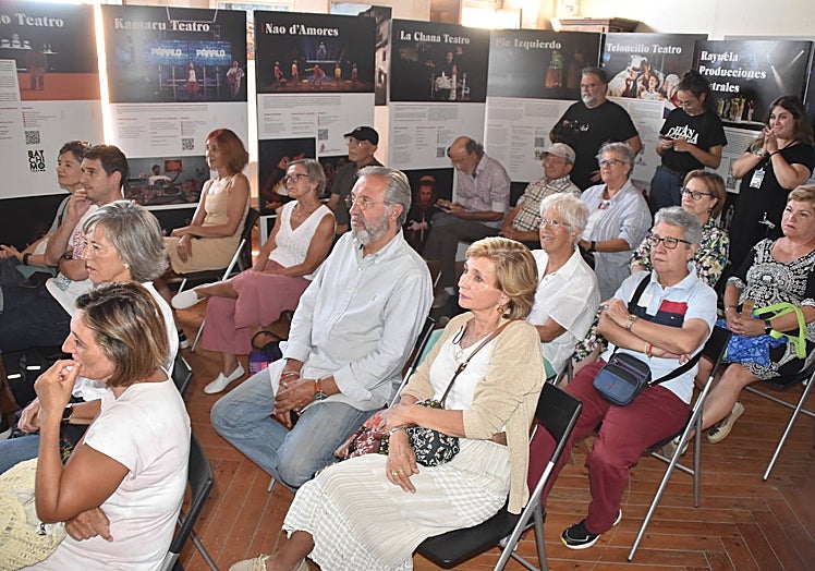 Imagen principal - Público asistente a la inauguración del festival y momento del homenaje al actor Jaime Santos.