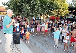 Imagen de Ricardo Sánchez leyendo el pregón ante los vecinos presentes en la Plaza Mayor en el inicio de las fiestas en Nava de Béjar