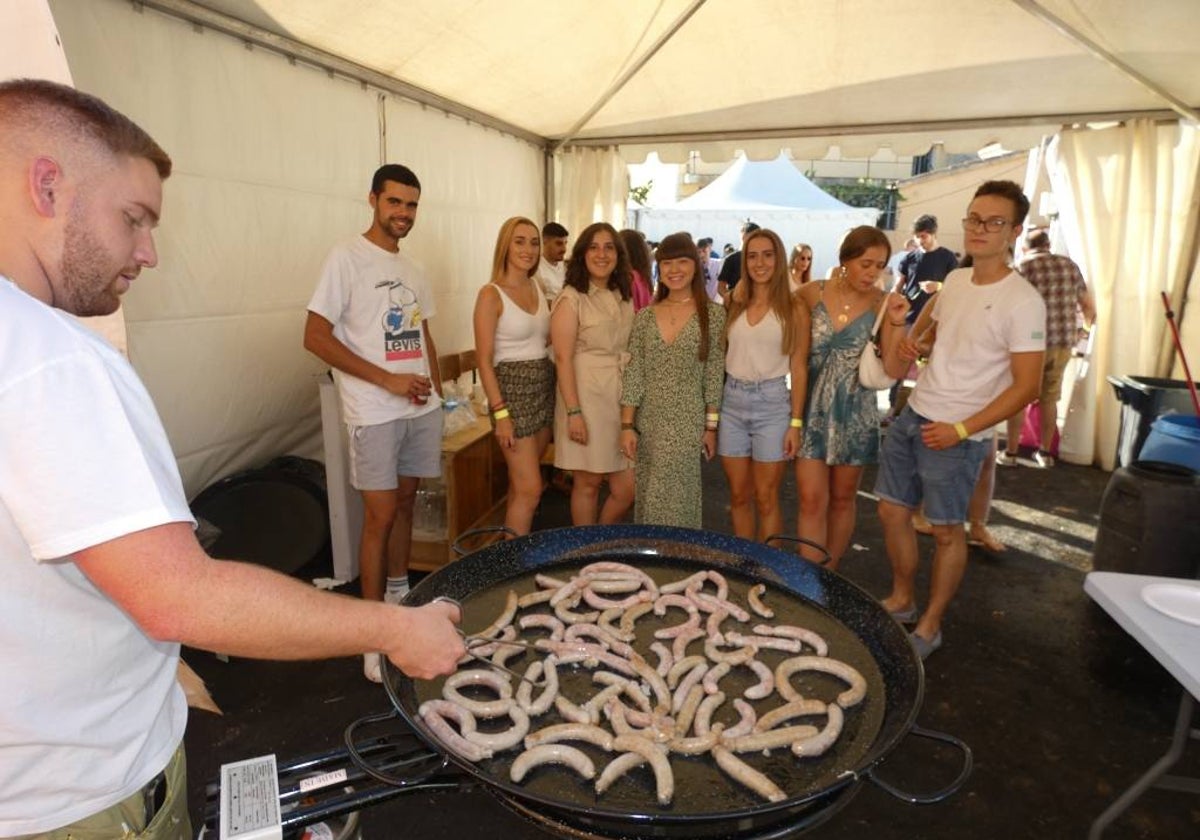 Litros de cerveza y kilos de salchichas animan la tarde de fiesta en Alaraz