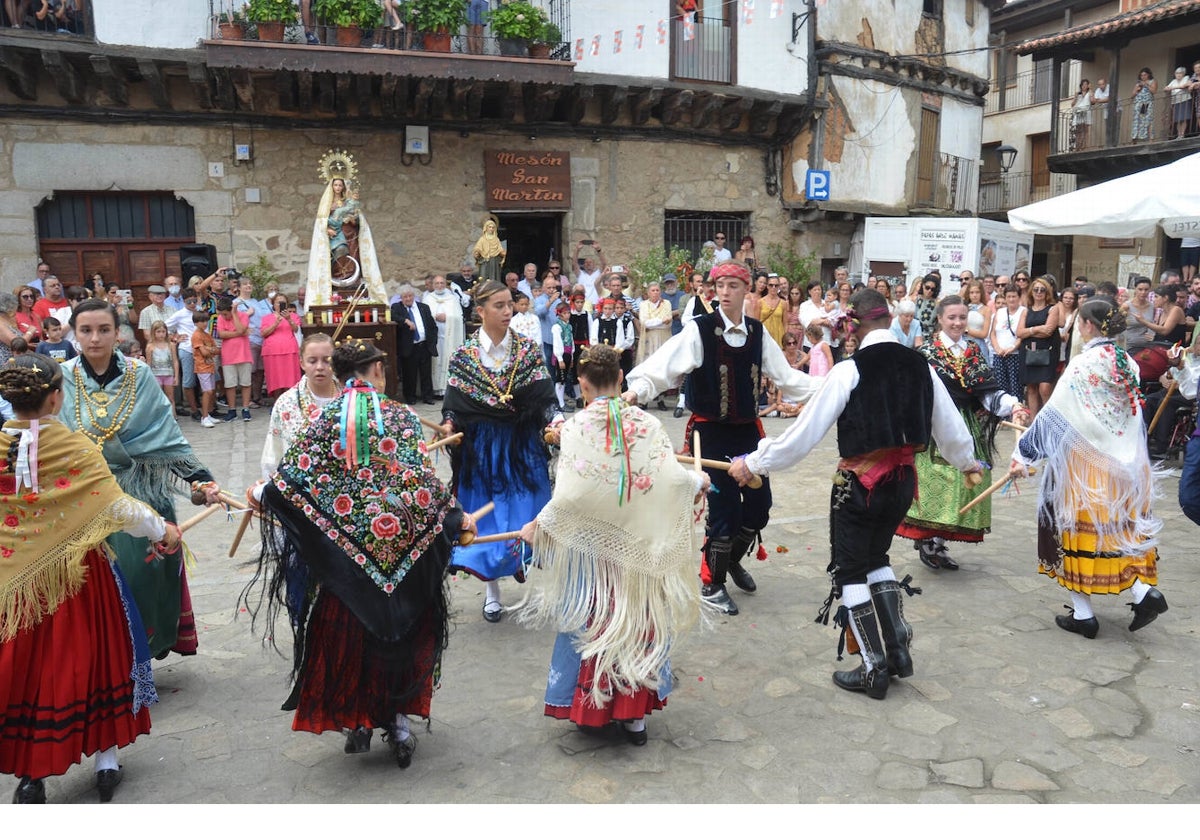 Baile del paloteo, parte del elenco de danzas tradicionales en el ofertorio de San Martín.