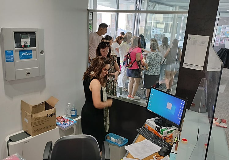 Público en el interior del Ayuntamiento de Guijuelo.