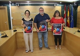 Alba Hernández, José Álvarez y Pilar Sánchez, en la presentación de las fiestas de Carbajosa.