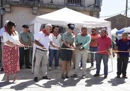 Irene Campanario, teniente de la Guardia Civil al cargo del cuartel de Vitigudino cortó la cinta inaugural