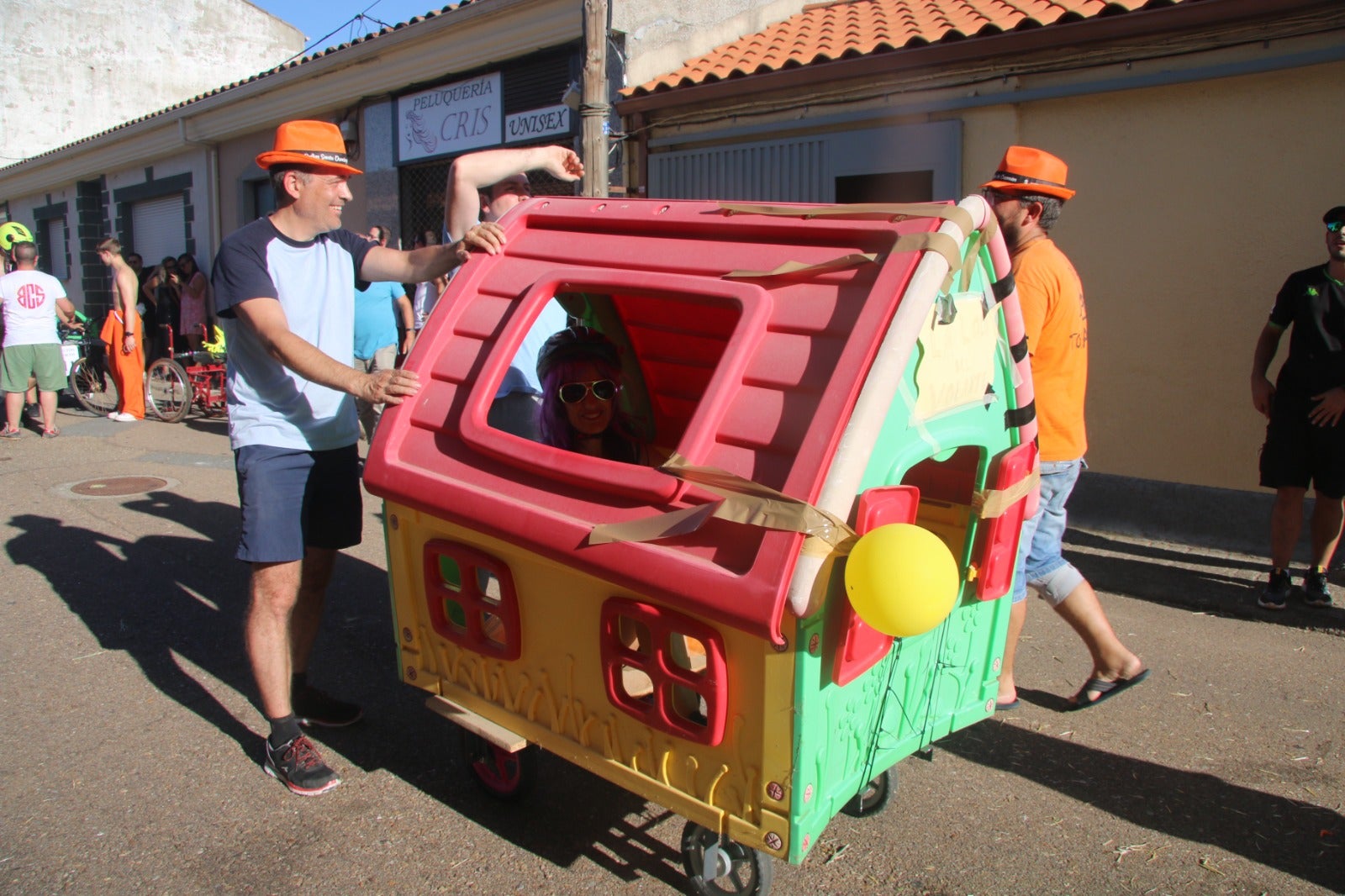 Doñinos disfruta de los Autos Locos y del Market de Artesanía