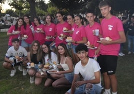 Una de las peñas de Encinas de Abajo, con sus raciones de parrillada