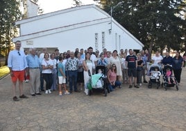 El pequeño Álvaro, junto a su familia y vecinos de Nuevo Naharros