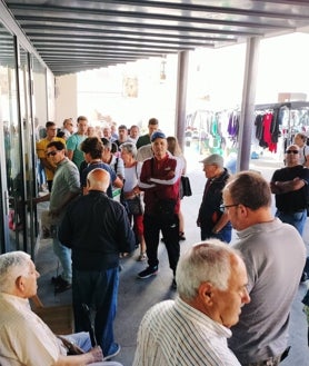 Imagen secundaria 2 - Diversos momentos de la mañana con los aficionados esperando su turno para renovar el abono.