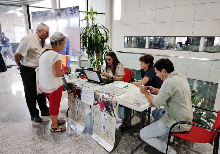 Imagen principal - Diversos momentos de la mañana con los aficionados esperando su turno para renovar el abono.