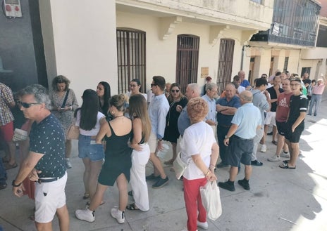 Imagen secundaria 1 - Diversos momentos de la mañana con los aficionados esperando su turno para renovar el abono.