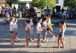 Momento de uno de los paleos protagonizado por los más jóvenes del pueblo