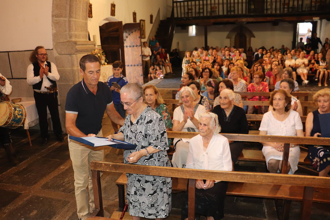 Valero rinde homenaje a sus mayores en la fiesta de la colmena