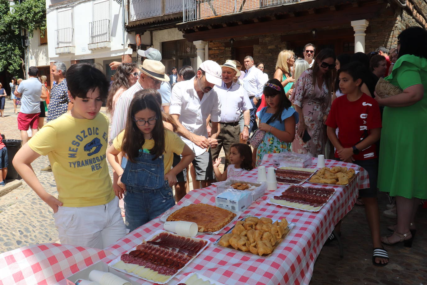 Valero rinde homenaje a sus mayores en la fiesta de la colmena