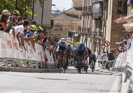 El pelotón ascendiendo la calle San Pablo en la última etapa de la pasada edición de la Vuelta a Salamanca.