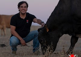 Alfonso García Cobaleda, con uno de sus ejemplares wagyu.
