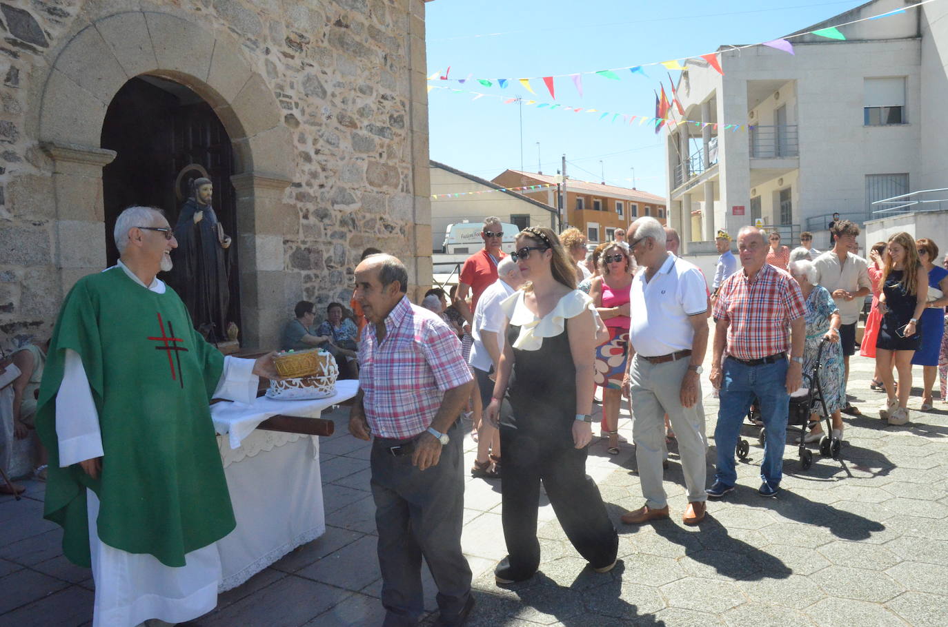 Saelices el Chico palpita en la procesión de San Benito