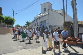 Procesión de San Benito por las calles de Saelices el Chico