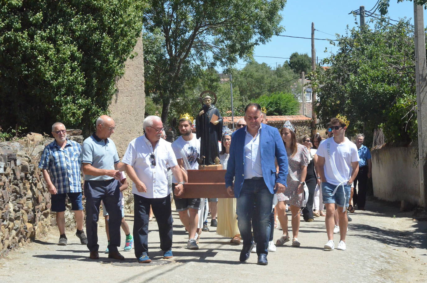 Saelices el Chico palpita en la procesión de San Benito