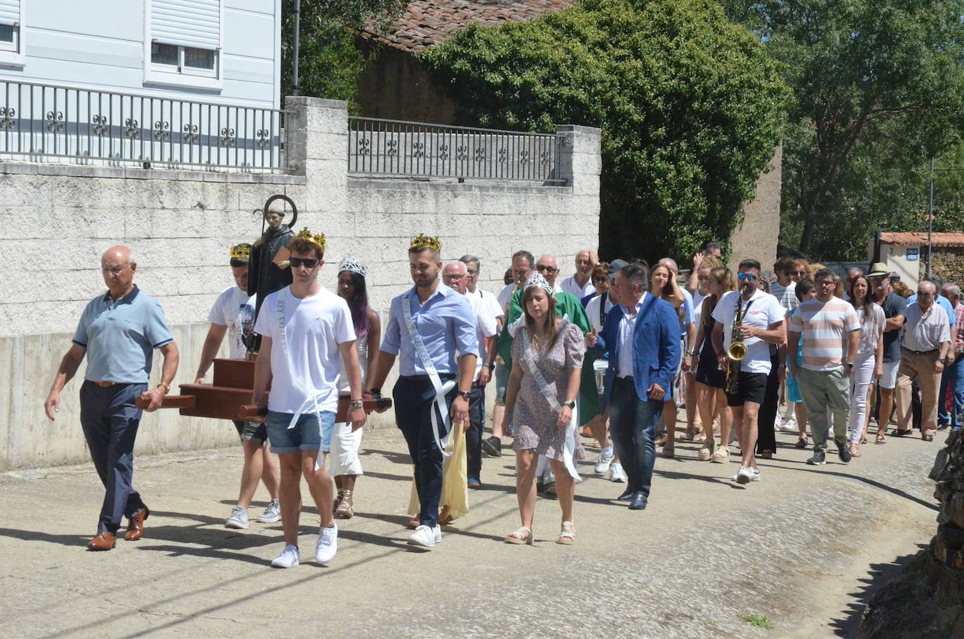 Saelices el Chico palpita en la procesión de San Benito