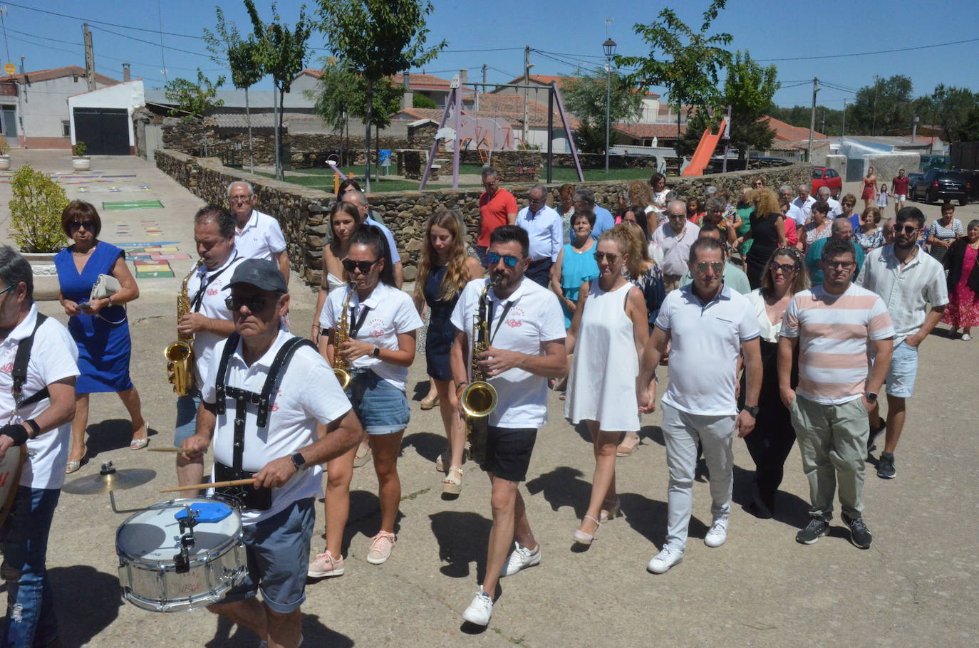 Saelices el Chico palpita en la procesión de San Benito