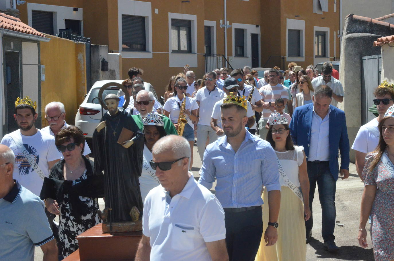 Saelices el Chico palpita en la procesión de San Benito