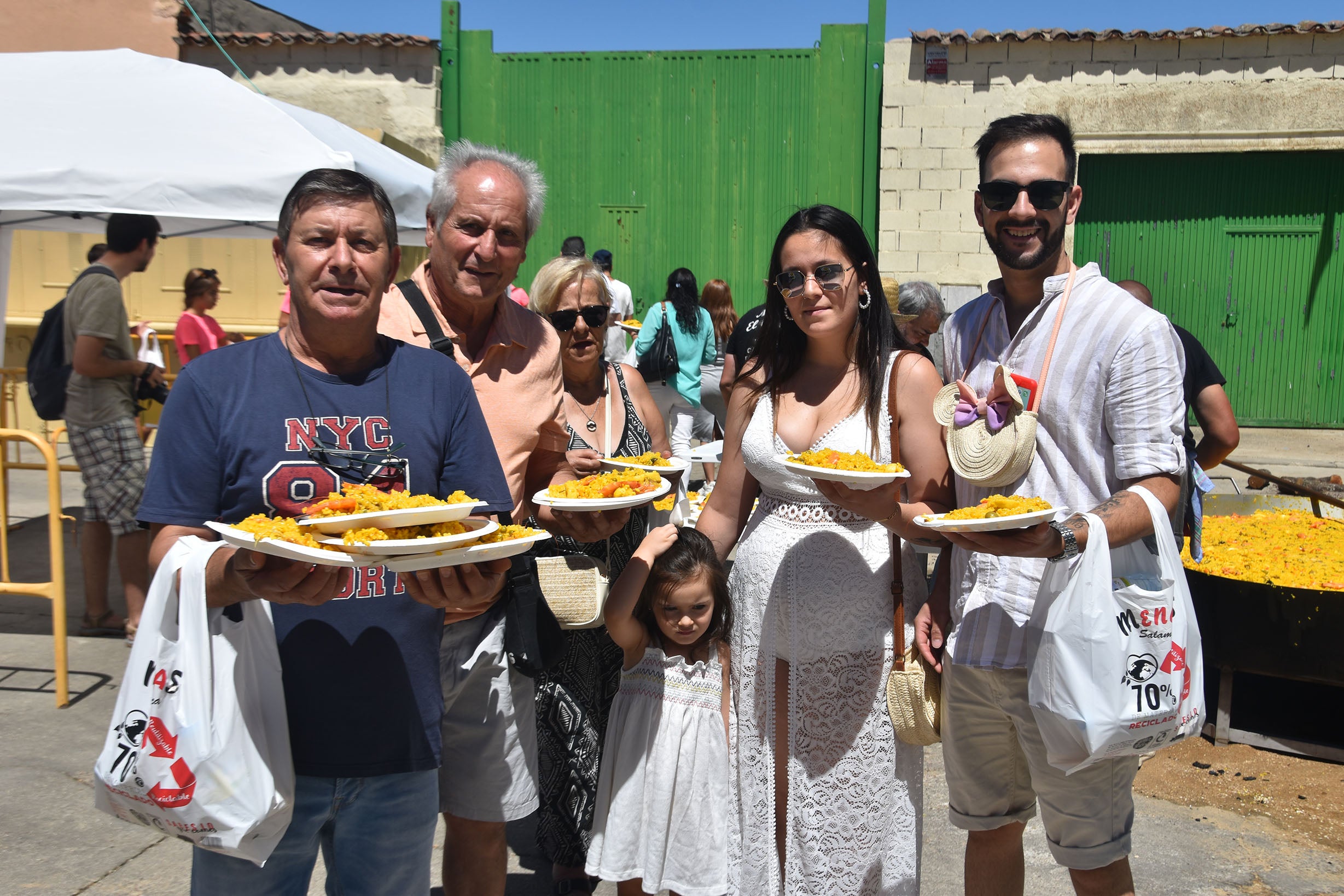 San Cristóbal de la Cuesta reparte 1.800 raciones solidarias de paella en el fin de fiestas