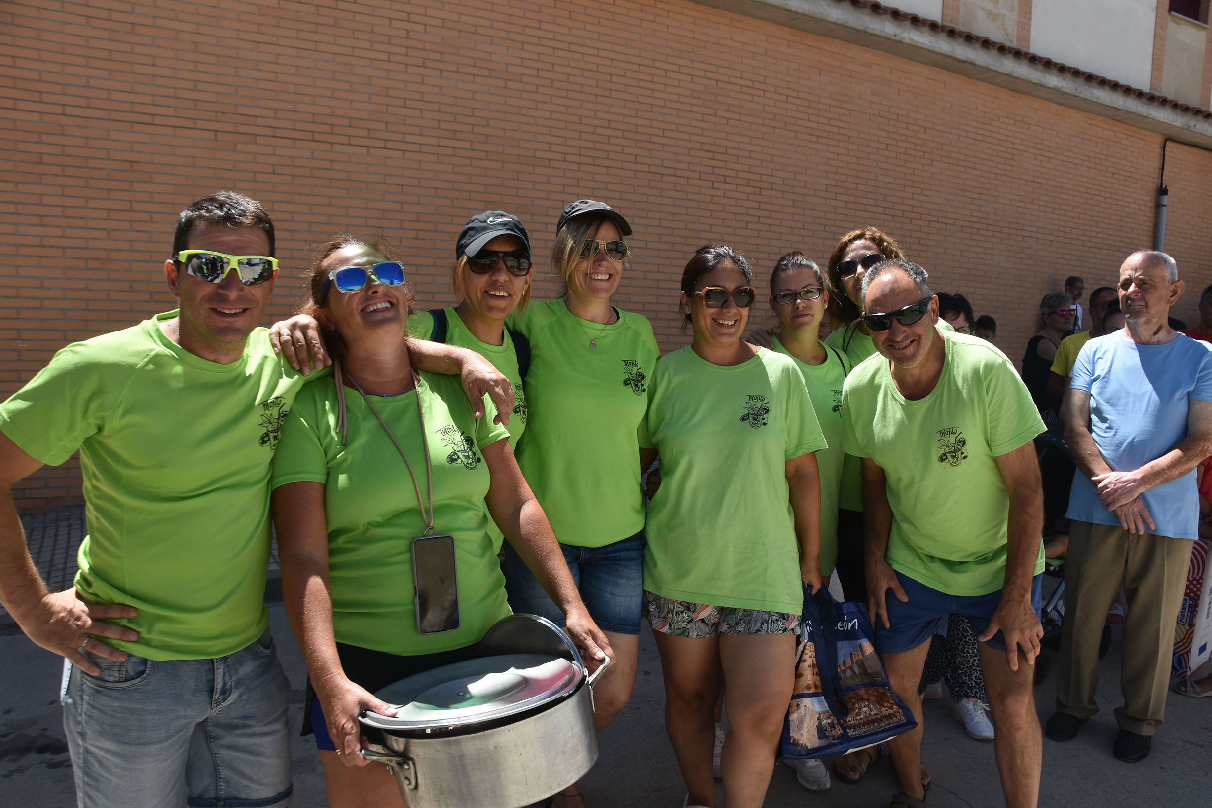 San Cristóbal de la Cuesta reparte 1.800 raciones solidarias de paella en el fin de fiestas