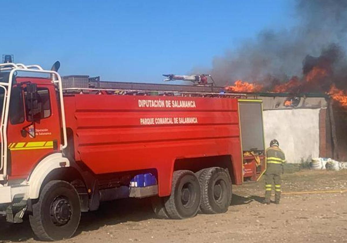 Un incendio en la cooperativa Puentesan en Gomecello moviliza a los Bomberos