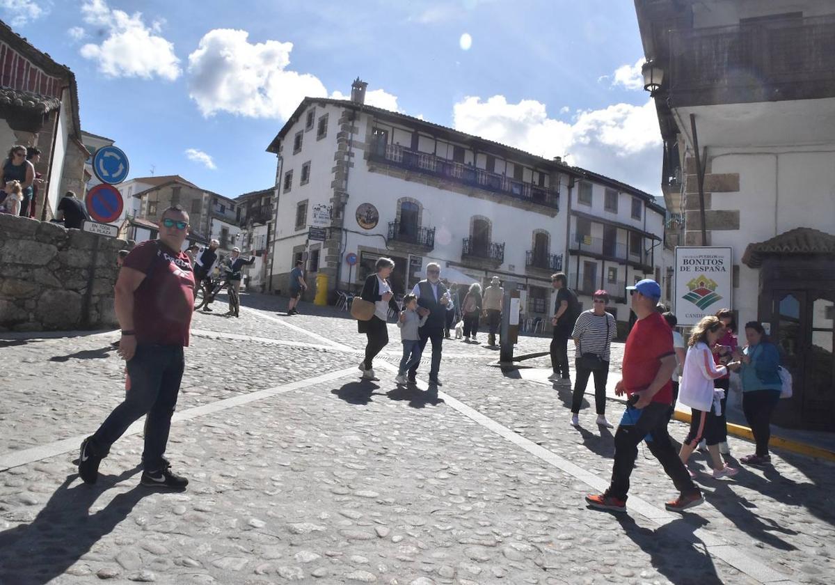 Un grupo de turistas pasea por las calles de Candelario.