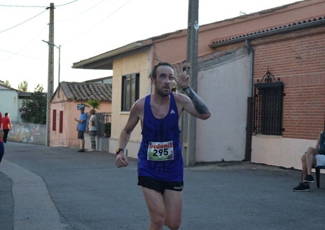 Imagen secundaria 1 - Villar de Gallimazo disfrutó de su deporte: el atletismo