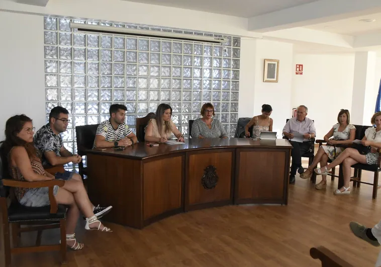 La Corporación de Fuentes de Oñoro reunida en pleno bajo la presidencia de Laura Vicente