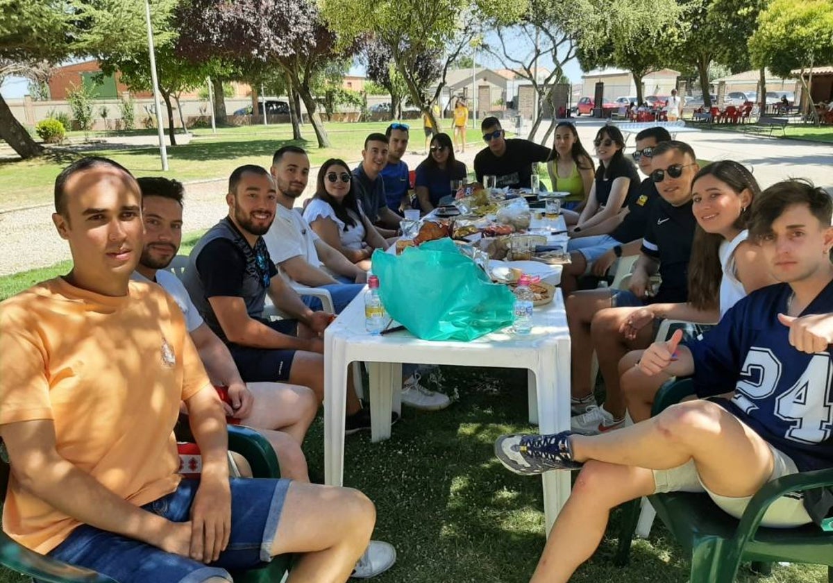 Más de 400 personas reviven el Lunes de Aguas estival en Palaciosrubios