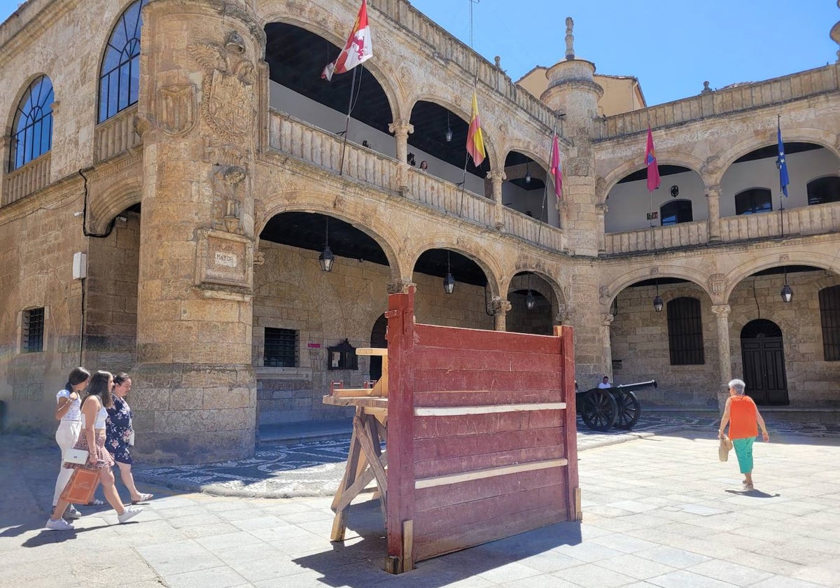 Instalada una de las 47 barreras que conforman la plaza para el Carnaval del Toro de Ciudad Rodrigo y sobre las que se asientan los tradicionales tablaos